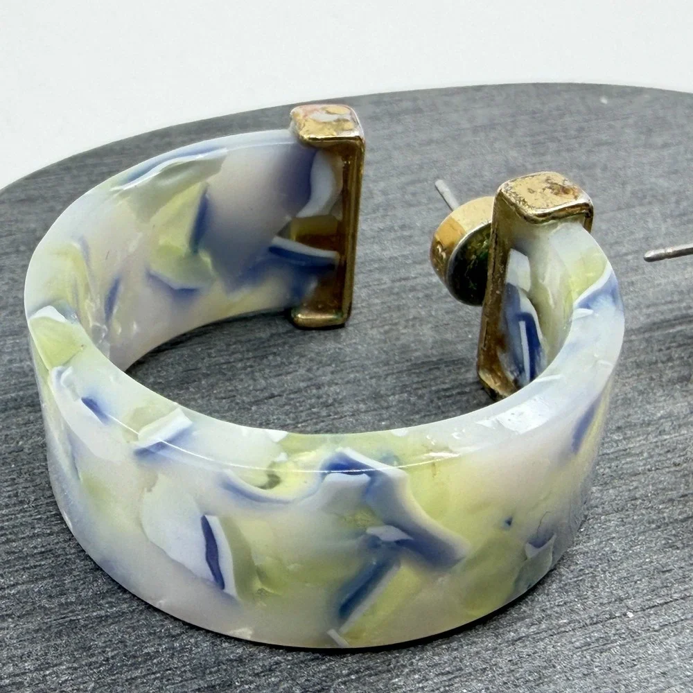 N/A earrings feature